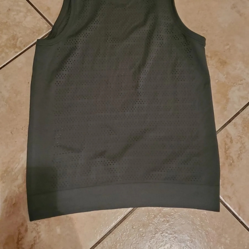 Lululemon Muscle Tank - Picture 3 of 4